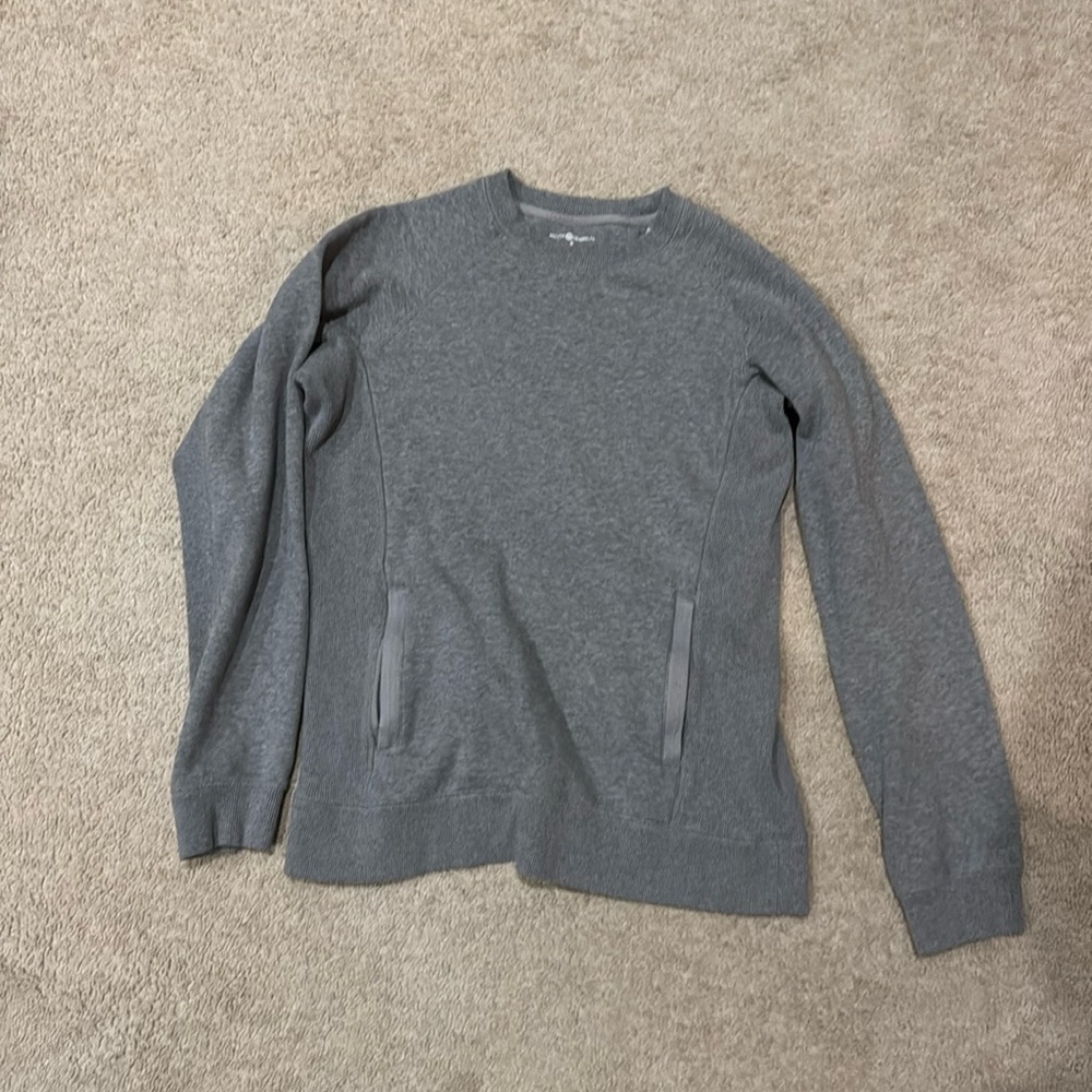 Duluth Trading Co women’s soft gray sweatshirt with pockets size small